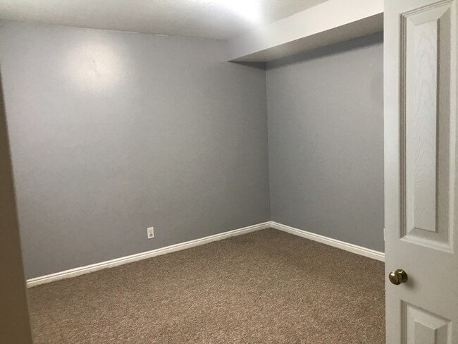 Building Photo - Adorable Basement Apartment in Central Orem