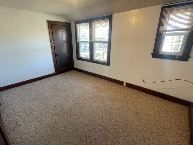 Building Photo - Dawes, 306-308