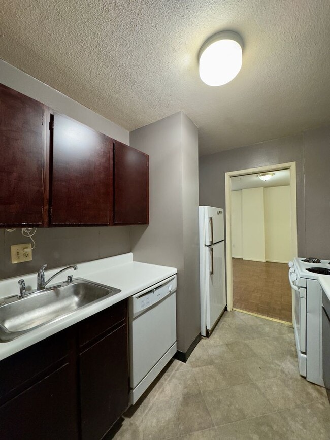 Building Photo - Spacious 2 Bedroom 2 Bath Condo near Johns Hopkins Homewood Campus!