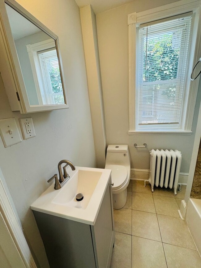 Building Photo - Renovated 3bd/1bth House with Rear yard!! ...