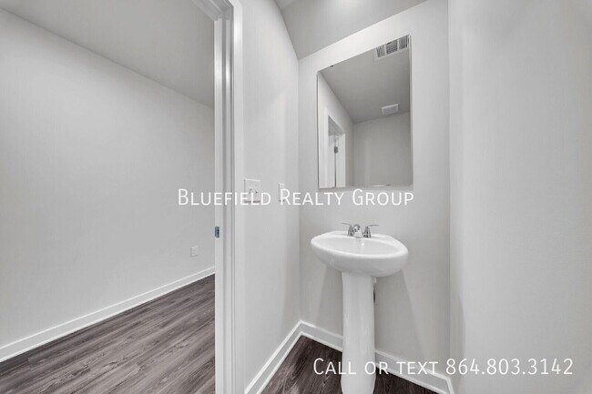 Building Photo - 161 Davis Dr