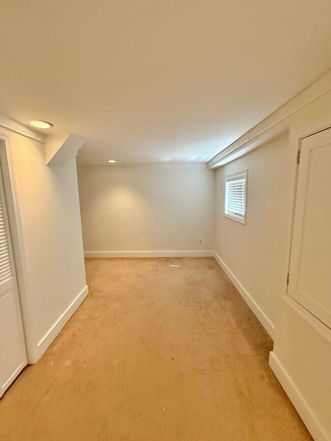 Building Photo - Stylish 3-Bed, 2-Bath Home in the Heart of...