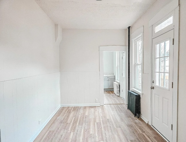 Building Photo - 4 Bedroom 1 Bathroom Rowhome in Lancaster!