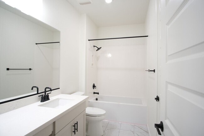 Building Photo - Stunning 4-bedroom 2.5 bathroom