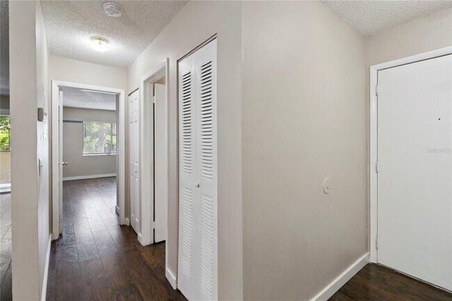 Building Photo - 662 Kenwick Cir