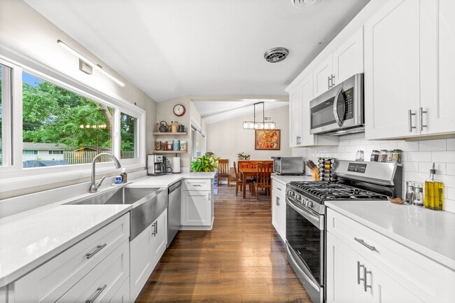 Building Photo - Fantastic 4-Bedroom with Updated Kitchen &...