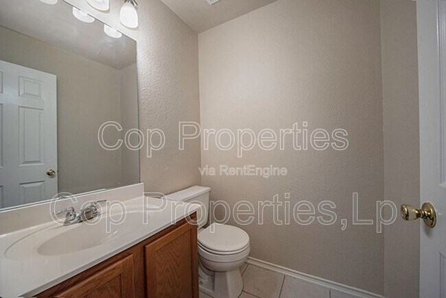 Building Photo - 518 Reba