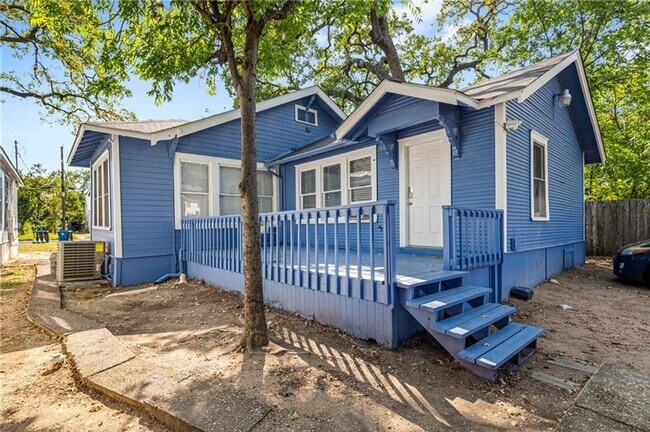 Building Photo - Upgraded and ready 5 bed 2 bath home next door to the 3 bed 2 bath home