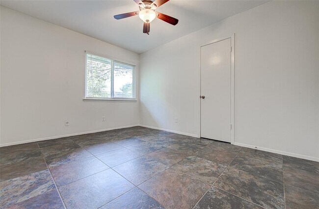 Building Photo - 1403 Click Cove