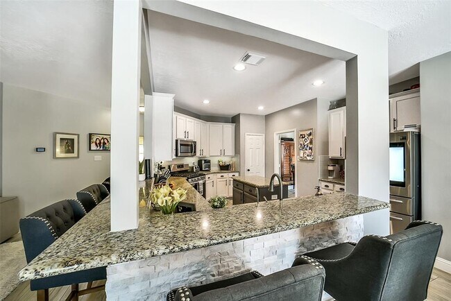 Building Photo - 3711 Pinehurst Dr