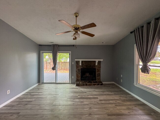 Building Photo - Charming 3 Bed 2 Bath Home with Fenced Yard