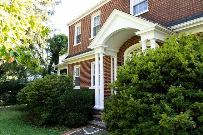Building Photo - 3 Bedroom Home Located Near UVA