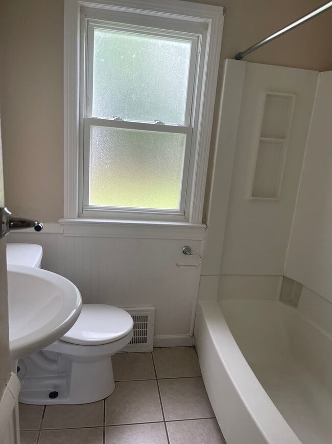 Building Photo - Single Family Home 3 beds 1 bath Available...