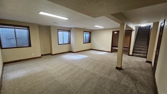 Building Photo - Spacious Townhome with Finished Basement i...