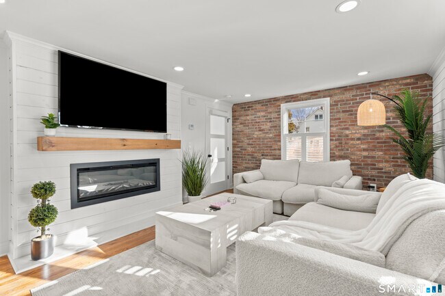 Building Photo - 180 Ruane St