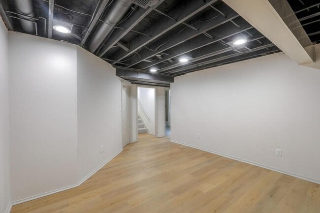 Building Photo - 902 Kingston Ct