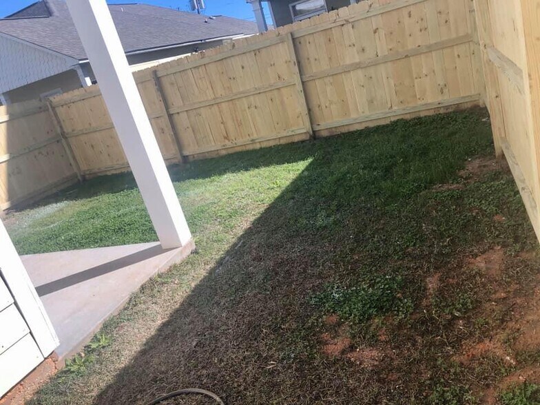 Large privacy fenced backyard - 1338 Tropical Cv