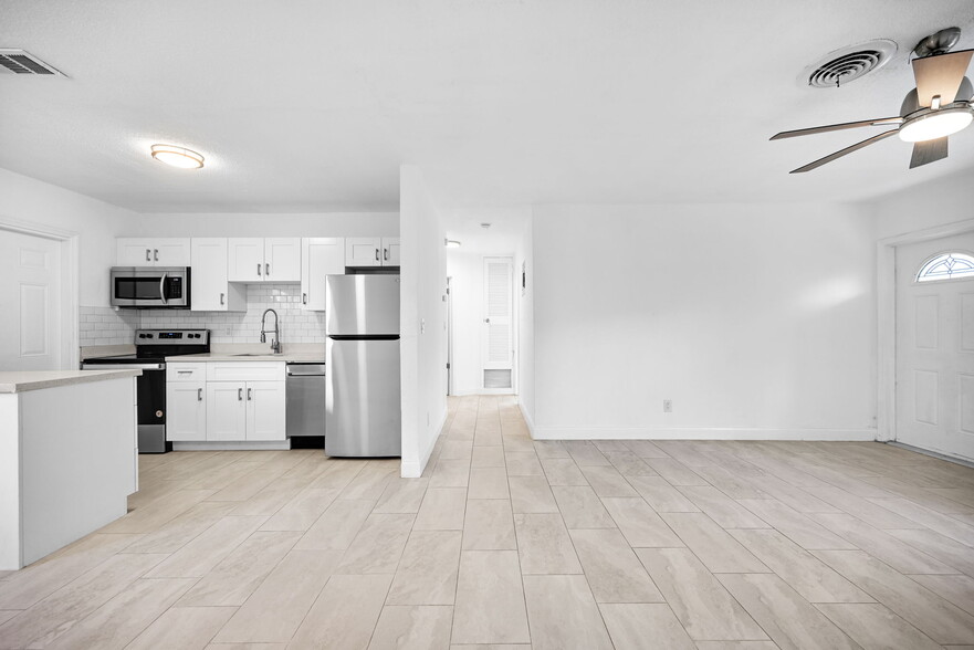 Building Photo - 1400 NW 2nd Ave