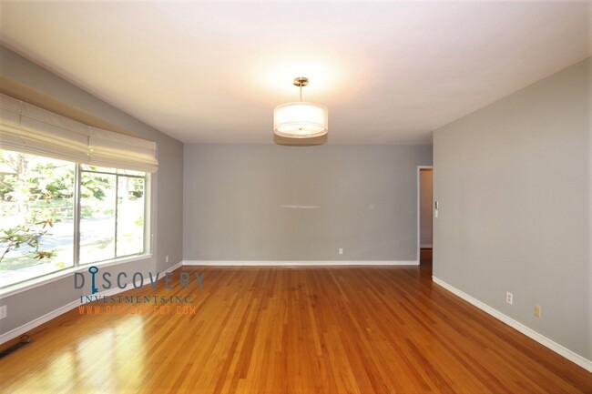 Building Photo - Piedmont Mid-Century 5 Bedroom 4.5 Bathroo...