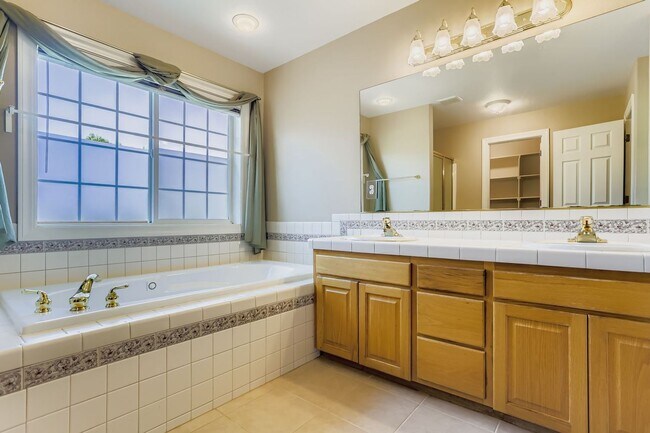 Building Photo - Spacious Bethany Home with Attached Garage, Fenced Yard, Washer/Dryer Included