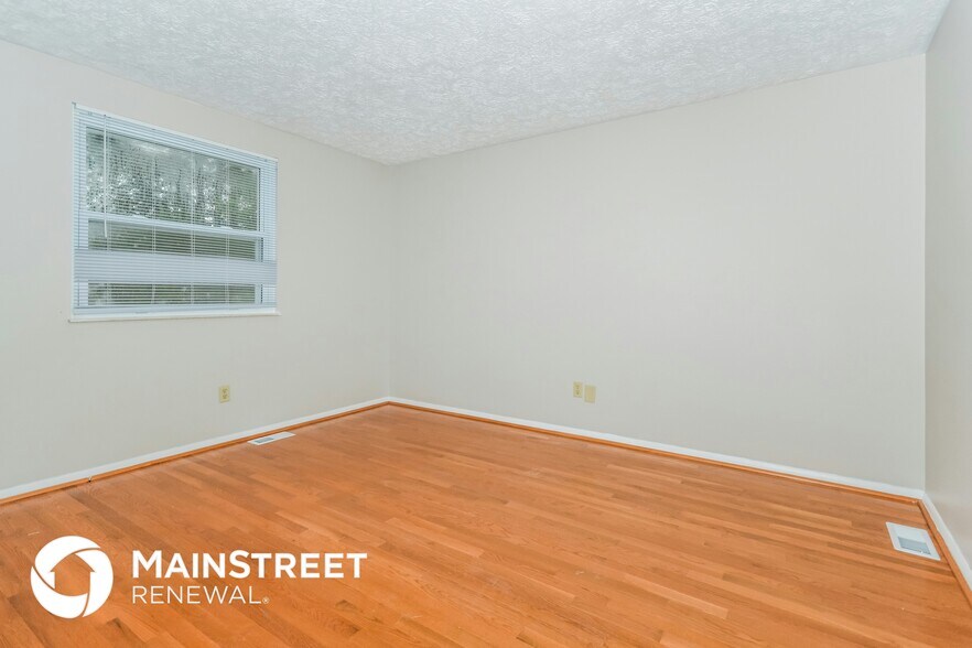 Building Photo - 6839 S Lawndale Ave