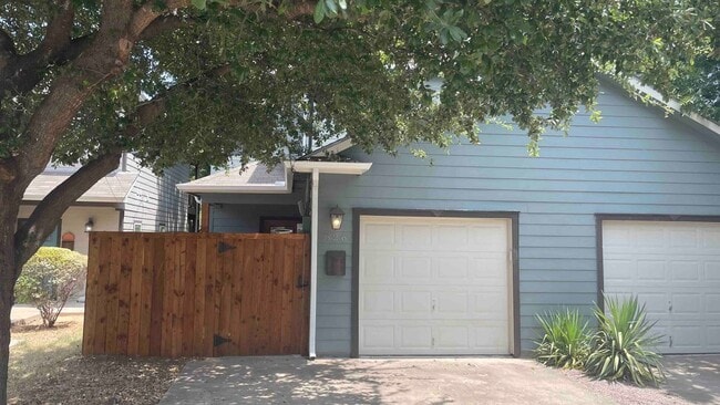 Building Photo - 826 N Beckley Ave