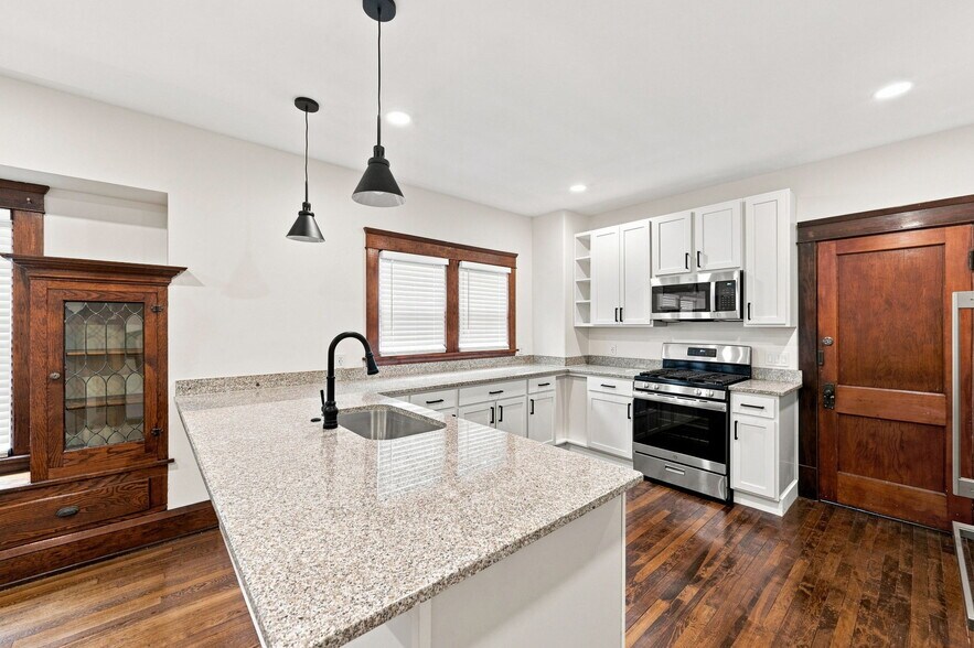 Building Photo - 1320 W 64th St