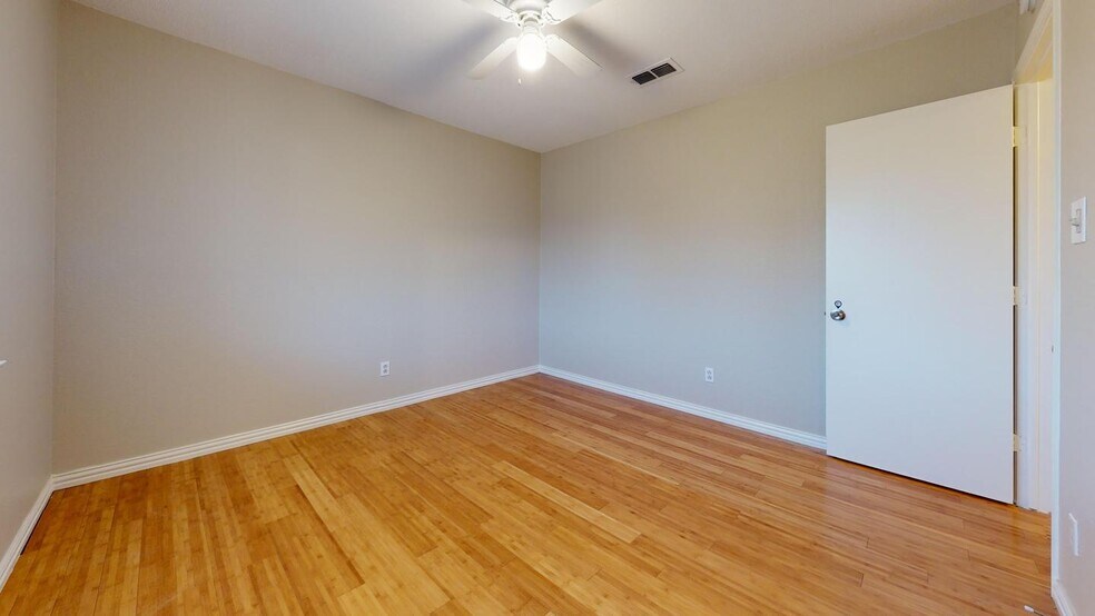Building Photo - 8128 Heritage Pl Dr