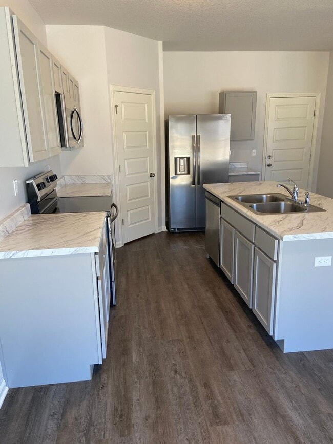 Building Photo - Now Preleasing! Comfortable Three Bedroom | Two and a Half Bath Home in Oak Woods