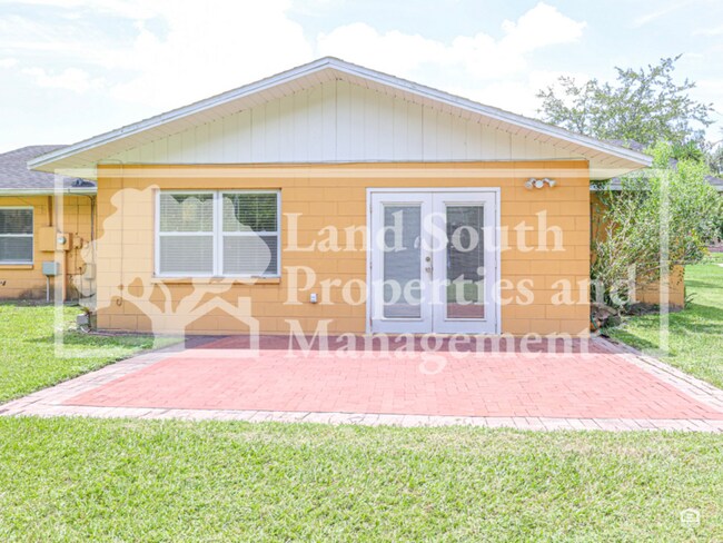 Building Photo - 631 Queens Loop N