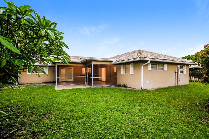 Building Photo - 12695 Westport Cir