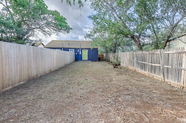 Building Photo - Recently Remodeled Duplex with Modern Touches and a Private Backyard!!