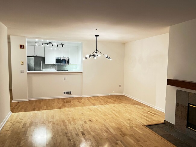 Building Photo - Modern Condo in the heart of North Beach