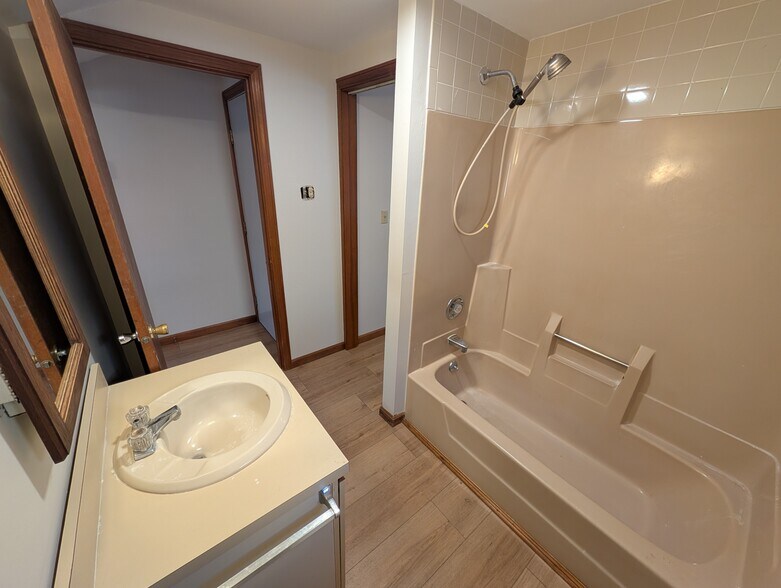 Building Photo - 28 Willow Plz