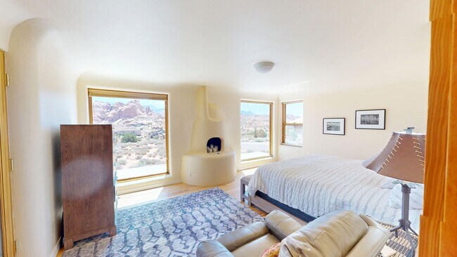 Building Photo - Custom Adobe style home in exclusive Navajo Ridge