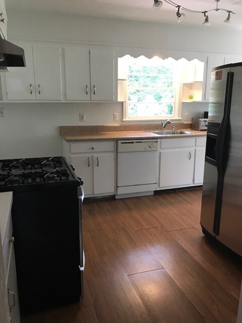 Kitchen - 633 Clairmont Cir