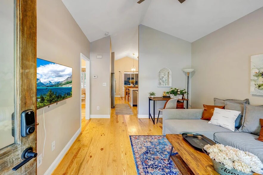 Building Photo - 104B Hillcrest Ave