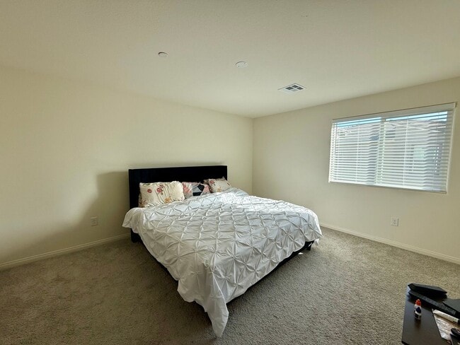 Building Photo - COMING SOON! 3/BD 2.5/BA Townhouse W/ Amaz...