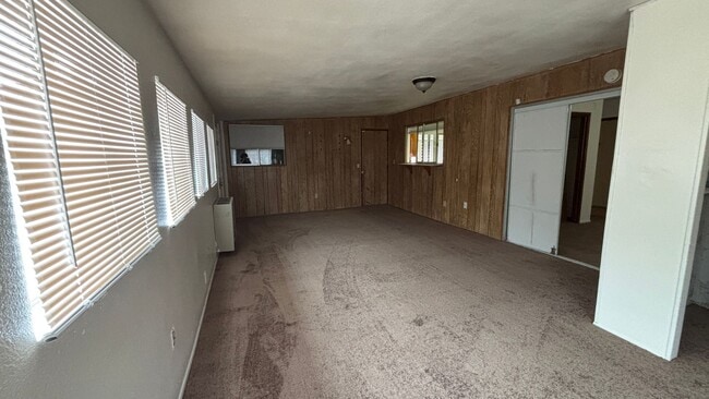 Building Photo - Central Hemet - Three Bedroom, Two Bathroo...