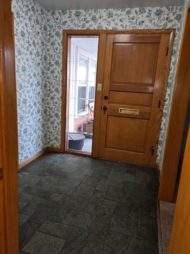 Building Photo - 132 Corll St