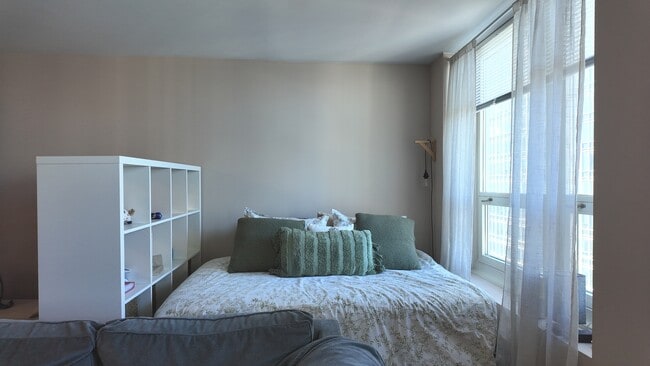 Building Photo - 345 N La Salle Dr