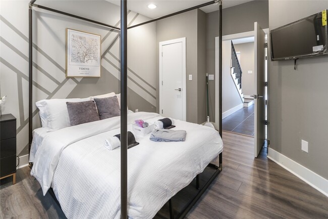 Building Photo - 2105 Hadley St