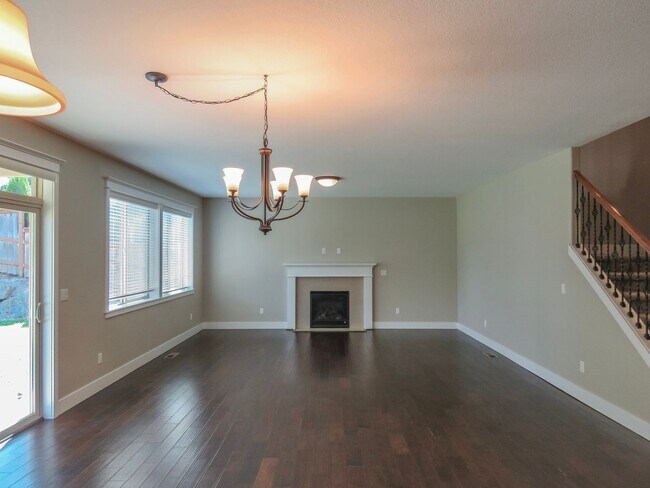 Building Photo - 5 Bedroom 3 Bathroom home available in New...