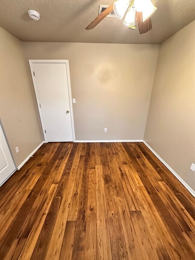Building Photo - 3 Bedroom 2 Bathroom with 2 Car Garage