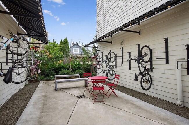 Building Photo - 5635 NE Glisan St