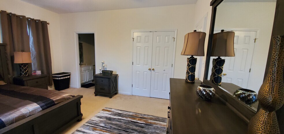 Closet - 2090 Cross Gate Blvd