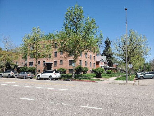 Building Photo - 220 E Laurel St