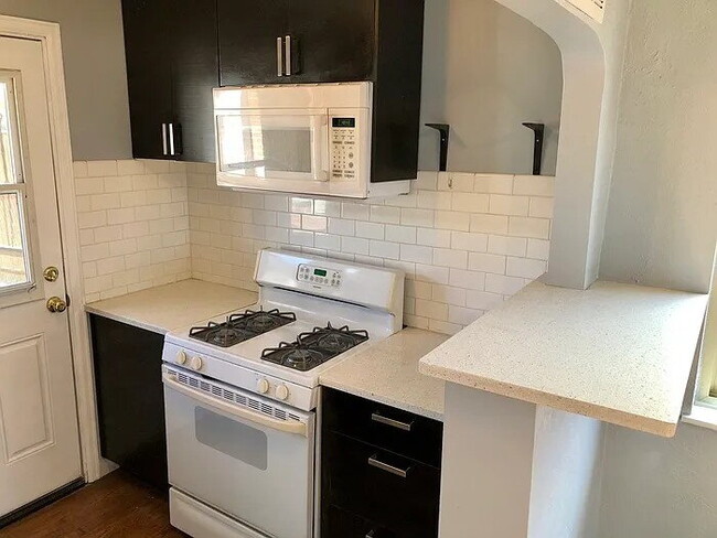 Building Photo - City Park Gem! Pet Friendly 2-bed 1-bath duplex with parking included!