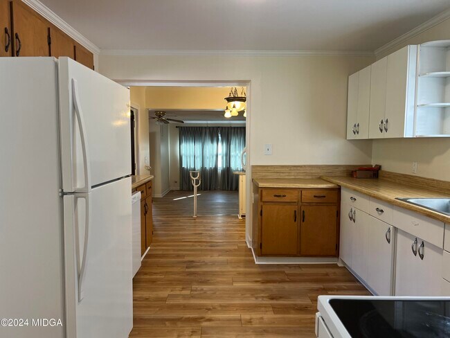 Building Photo - 110 Bragg St