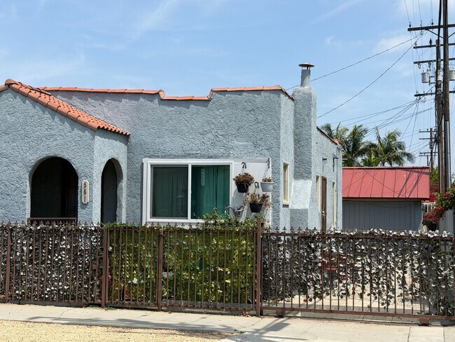 Building Photo - READY TO MOVE IN- MUST SEE - TWO CAR OFF STREET PARKING SPOTS AND UTILITIES PAID